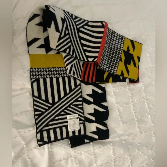 Green Thomas Merino Lambswool Scarf 🧣🤍 - Picture 3 of 11